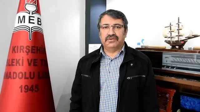Kırşehir Meslek Lisesinde salgının başından bu yana maske ve dezenfektan üretimi durmadı Kırşehir Meslek Lisesinde salgının başından bu yana maske ve dezenfektan üretimi durmadı