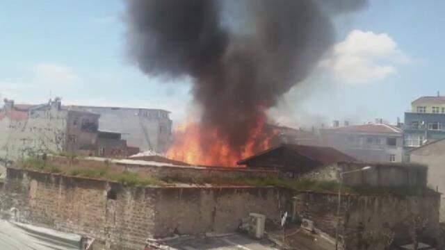 Kumkapı'da korkutan yangın! Ekiplerin müdahalesi devam ediyor