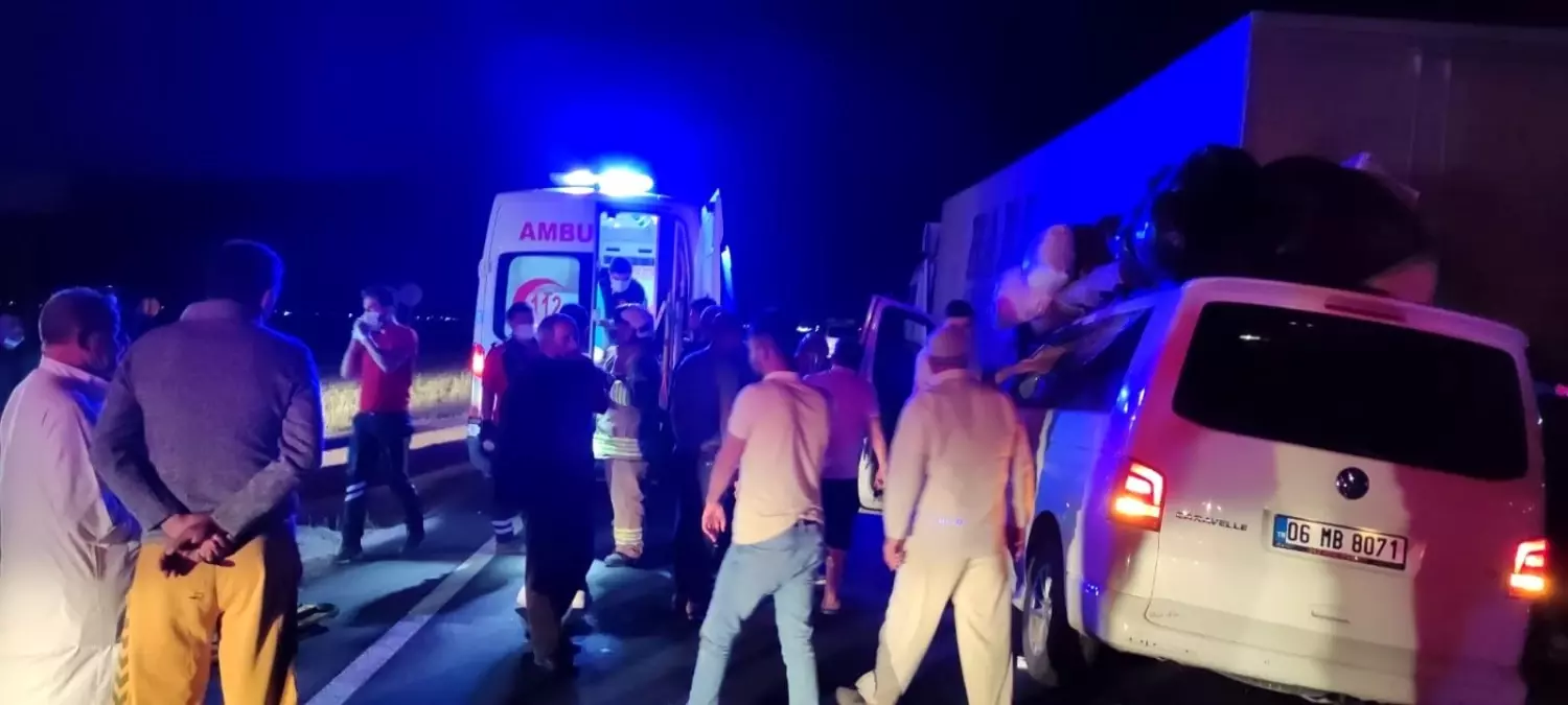 Mardin'de hafif ticari araç tıra arkadan çarptı: 6 yaralı