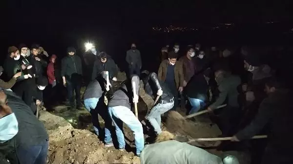 MURAT NEHRİ'NDE AKINTIYA KAPILIP HAYATINI KAYBEDEN İPEK TOPRAĞA VERİLDİ MURAT NEHRİ'NDE AKINTIYA KAPILIP HAYATINI KAYBEDEN İPEK TOPRAĞA VERİLDİ