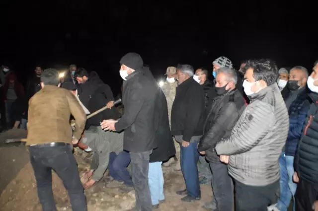 Murat Nehri'ne düşen 6 yaşındaki İpek toprağa verildi Murat Nehri'ne düşen 6 yaşındaki İpek toprağa verildi