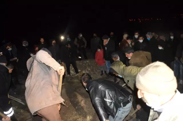 Murat Nehri'ne düşen 6 yaşındaki İpek toprağa verildi Murat Nehri'ne düşen 6 yaşındaki İpek toprağa verildi