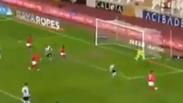Erdogan Yeşilyurt, who sent the ball out in a very different way in a suitable position, shook the social media Erdogan Yeşilyurt, who sent the ball out in a very different way in a suitable position, shook the social media
