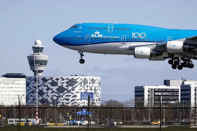 Nijerya'dan Amsterdam'a gelen yolcu uçağının iniş takımlarında ceset bulundu Nijerya'dan Amsterdam'a gelen yolcu uçağının iniş takımlarında ceset bulundu