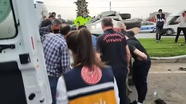 Otomobil aydınlatma direğine çarptı: 2 yaralı Otomobil aydınlatma direğine çarptı: 2 yaralı