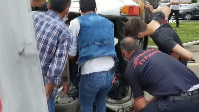 Otomobil aydınlatma direğine çarptı: 2 yaralı Otomobil aydınlatma direğine çarptı: 2 yaralı