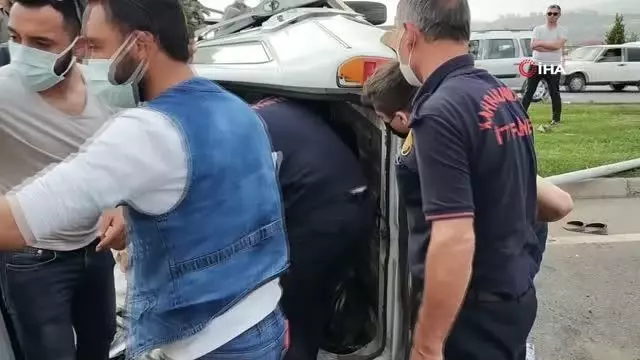 Otomobil aydınlatma direğine çarptı: 2 yaralı Otomobil aydınlatma direğine çarptı: 2 yaralı