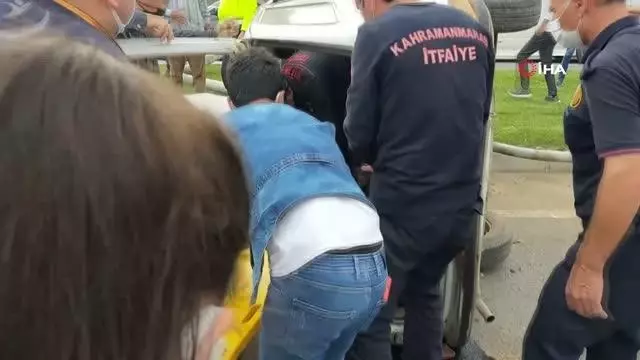 Otomobil aydınlatma direğine çarptı: 2 yaralı Otomobil aydınlatma direğine çarptı: 2 yaralı