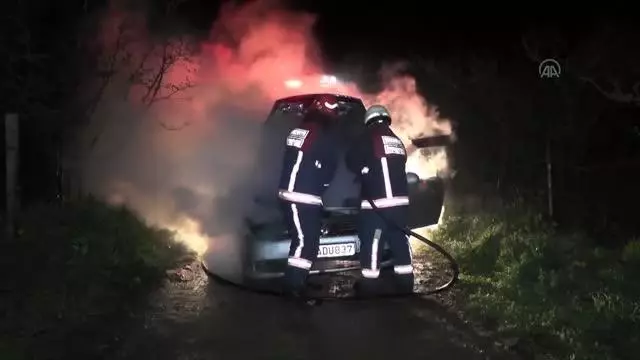 Seyir halindeki otomobilde çıkan yangın söndürüldü Seyir halindeki otomobilde çıkan yangın söndürüldü