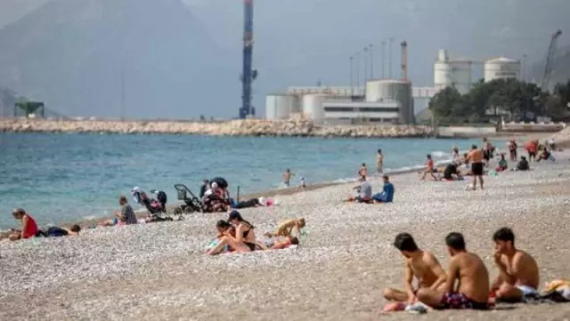 Sıcaklığın 30 dereceye ulaştığı Antalya'da sahiller turistlerle doldu taştı Sıcaklığın 30 dereceye ulaştığı Antalya'da sahiller turistlerle doldu taştı