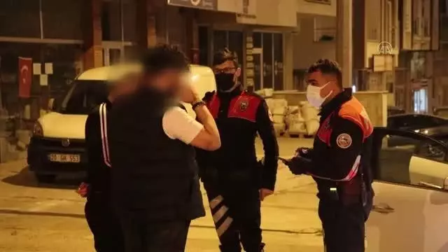 Sokağa çıkma kısıtlamasına uymayan 3 kişiye cezai işlem uygulandı Sokağa çıkma kısıtlamasına uymayan 3 kişiye cezai işlem uygulandı