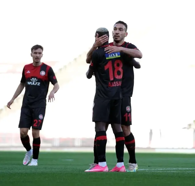 Süper Lig: Fatih Karagümrük: 1 Göztepe: 0 (İlk yarı) Süper Lig: Fatih Karagümrük: 1 Göztepe: 0 (İlk yarı)