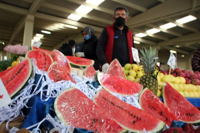 Karpuzun fiyatı pahalı olunca dilimle satılmaya başlandı