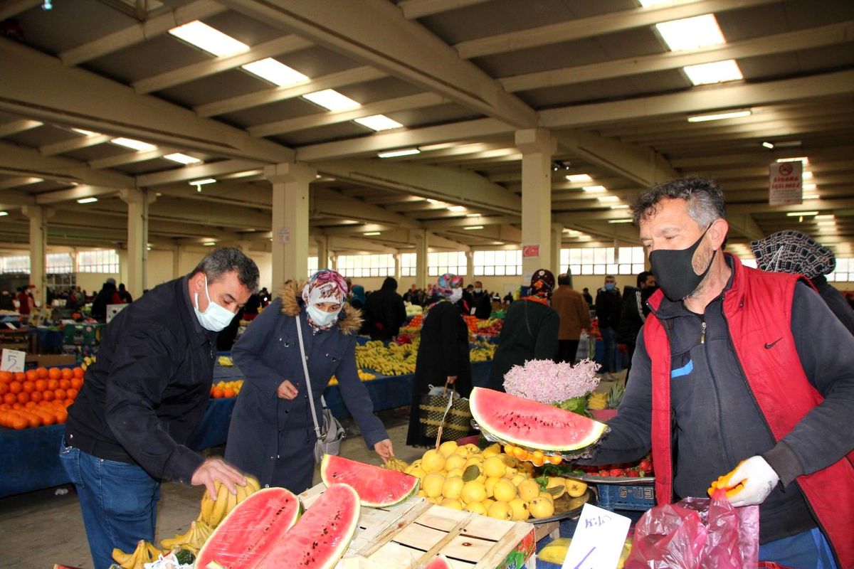 Karpuzun fiyatı pahalı olunca dilimle satılmaya başlandı