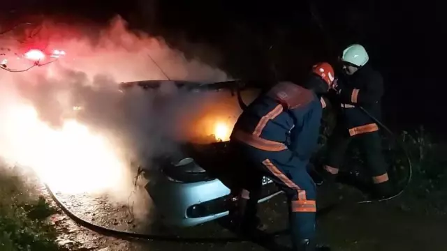 Tanıdığından aldığı emanet otomobil alevlere teslim oldu Tanıdığından aldığı emanet otomobil alevlere teslim oldu