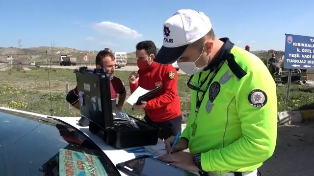 Tıra çarpmamak için manevra yapan otomobil takla attı: 2 yaralı Tıra çarpmamak için manevra yapan otomobil takla attı: 2 yaralı