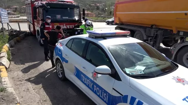 Tıra çarpmamak için manevra yapan otomobil takla attı: 2 yaralı Tıra çarpmamak için manevra yapan otomobil takla attı: 2 yaralı