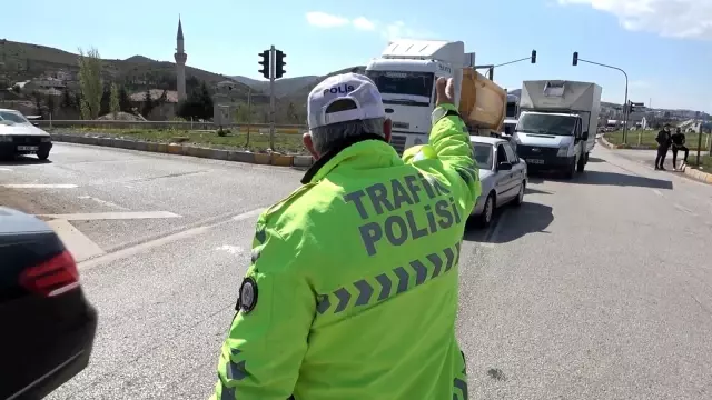 Tıra çarpmamak için manevra yapan otomobil takla attı: 2 yaralı Tıra çarpmamak için manevra yapan otomobil takla attı: 2 yaralı