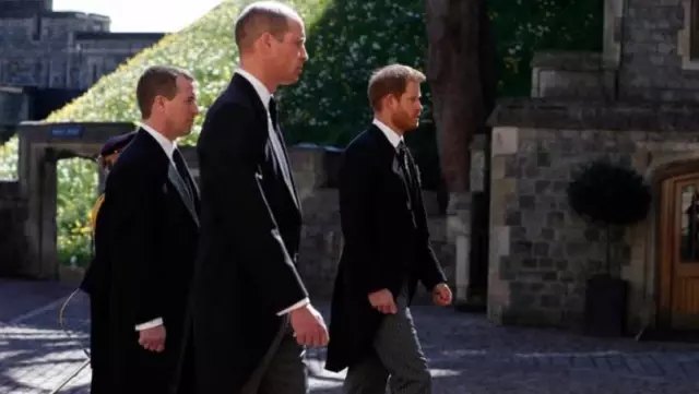 Tüm dünyanın merak ettiği Prens William ve Harry'nin cenaze sırasındaki sohbeti deşifre edildi Tüm dünyanın merak ettiği Prens William ve Harry'nin cenaze sırasındaki sohbeti deşifre edildi