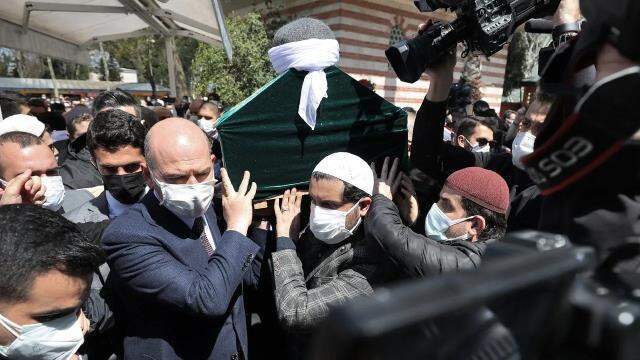 Vakaların rekor kırdığı süreçte Bakan Soylu'nun katıldığı kalabalık cenaze tepki çekti