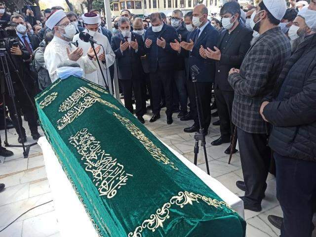Vakaların rekor kırdığı süreçte Bakan Soylu'nun katıldığı kalabalık cenaze tepki çekti