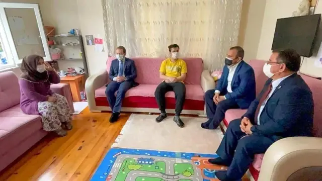 Vali, berber koltuğunda Vali, berber koltuğunda