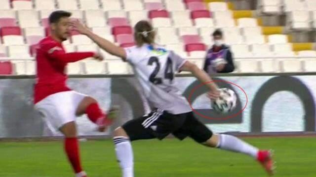 Fırat Aydınus and the referees at VAR, who did not decide on the penalty for Vida's position, became a subject of controversy