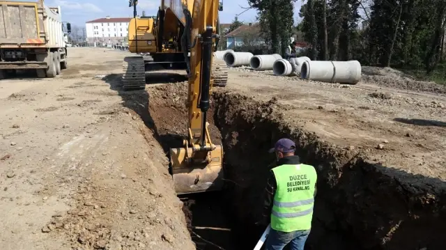 Yağmur çamur demeden çalıştılar Yağmur çamur demeden çalıştılar