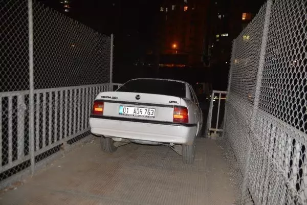YAYA ÜST GEÇİDİNE OTOMOBİLİ BIRAKIP, KAÇTI YAYA ÜST GEÇİDİNE OTOMOBİLİ BIRAKIP, KAÇTI