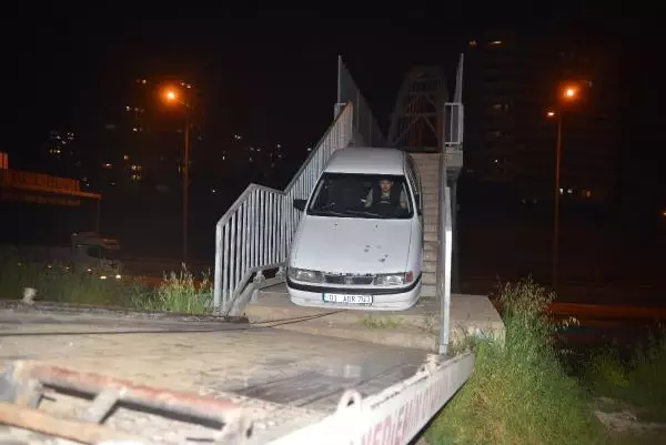 YAYA ÜST GEÇİDİNE OTOMOBİLİ BIRAKIP, KAÇTI YAYA ÜST GEÇİDİNE OTOMOBİLİ BIRAKIP, KAÇTI