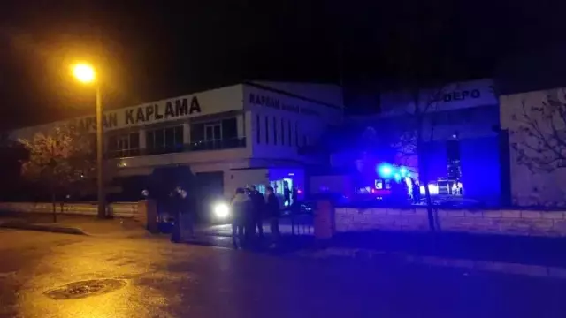 Yıkılan tomrukların arasında kalan işçi kurtarıldı Yıkılan tomrukların arasında kalan işçi kurtarıldı