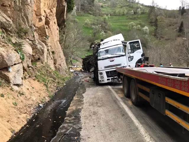 Zift dolu tanker devrildi, yol ulaşıma kapandı Zift dolu tanker devrildi, yol ulaşıma kapandı