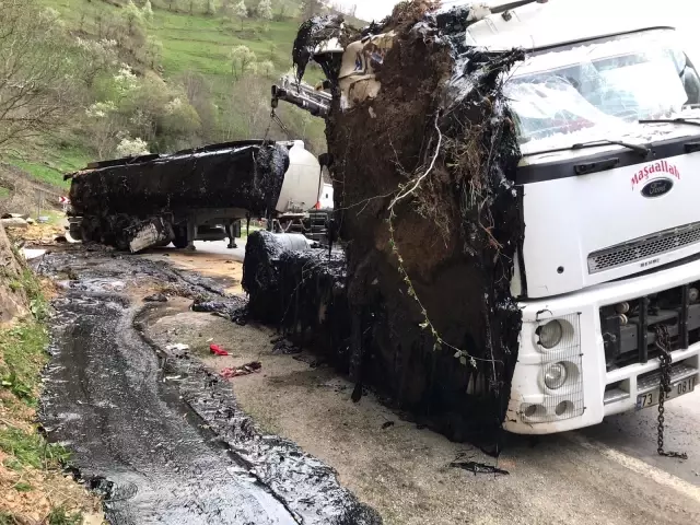 Zift dolu tanker devrildi, yol ulaşıma kapandı Zift dolu tanker devrildi, yol ulaşıma kapandı