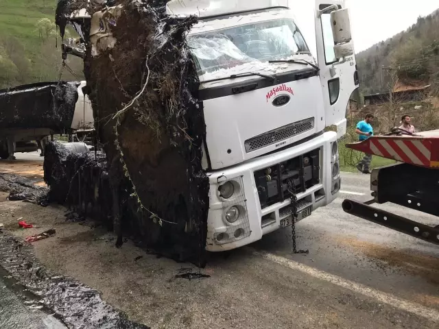 Zift dolu tanker devrildi, yol ulaşıma kapandı Zift dolu tanker devrildi, yol ulaşıma kapandı