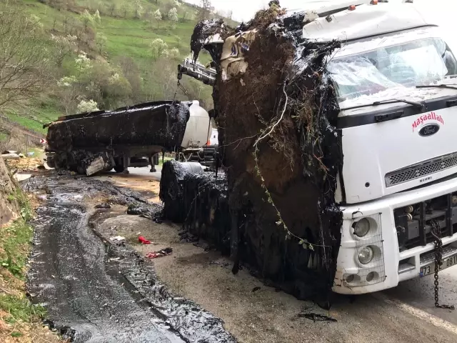 Zift dolu tanker devrildi, yol ulaşıma kapandı Zift dolu tanker devrildi, yol ulaşıma kapandı