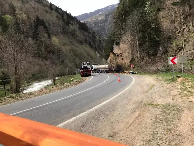 Zift dolu tanker devrildi, yol ulaşıma kapandı Zift dolu tanker devrildi, yol ulaşıma kapandı