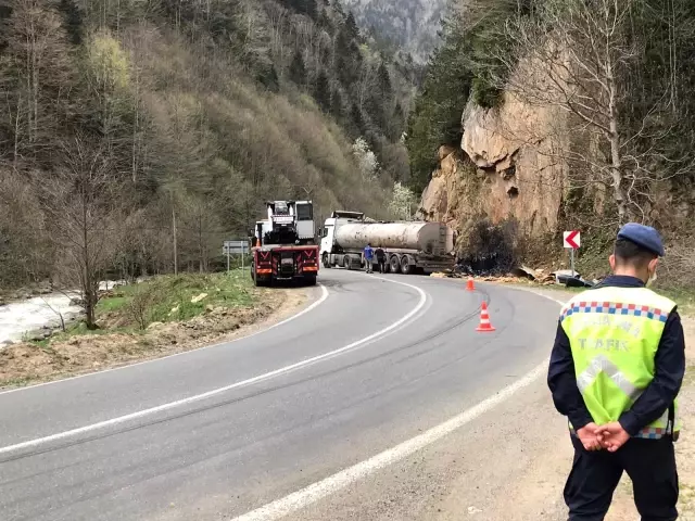 Zift dolu tanker devrildi, yol ulaşıma kapandı Zift dolu tanker devrildi, yol ulaşıma kapandı