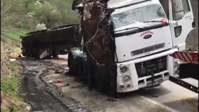 Zift dolu tanker devrildi, yol ulaşıma kapandı Zift dolu tanker devrildi, yol ulaşıma kapandı