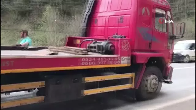 Zift dolu tanker devrildi, yol ulaşıma kapandı Zift dolu tanker devrildi, yol ulaşıma kapandı