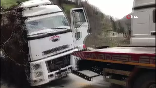 Zift dolu tanker devrildi, yol ulaşıma kapandı Zift dolu tanker devrildi, yol ulaşıma kapandı