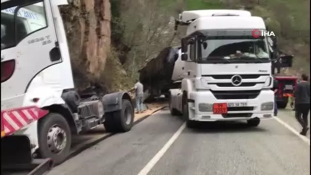 Zift dolu tanker devrildi, yol ulaşıma kapandı Zift dolu tanker devrildi, yol ulaşıma kapandı