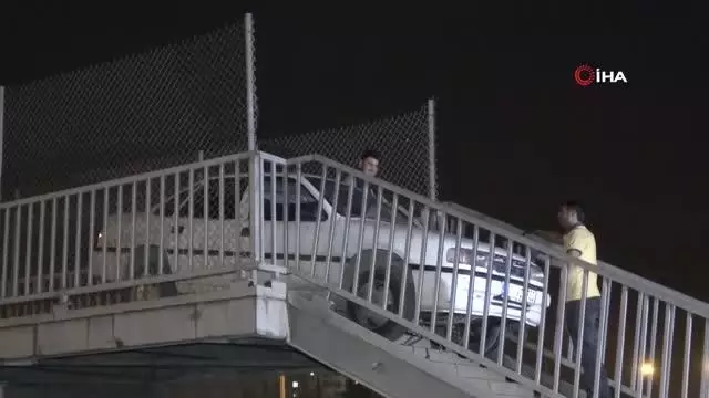 Adana'da bir garip olay...Yaya köprüsünden geçmeye çalışan otomobil, köprü korkuluklarına sıkıştı Adana'da bir garip olay...Yaya köprüsünden geçmeye çalışan otomobil, köprü korkuluklarına sıkıştı