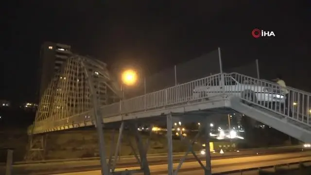 Adana'da bir garip olay...Yaya köprüsünden geçmeye çalışan otomobil, köprü korkuluklarına sıkıştı Adana'da bir garip olay...Yaya köprüsünden geçmeye çalışan otomobil, köprü korkuluklarına sıkıştı
