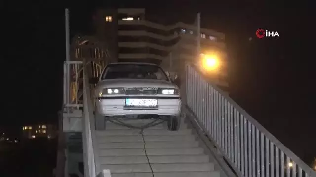 Adana'da bir garip olay...Yaya köprüsünden geçmeye çalışan otomobil, köprü korkuluklarına sıkıştı Adana'da bir garip olay...Yaya köprüsünden geçmeye çalışan otomobil, köprü korkuluklarına sıkıştı