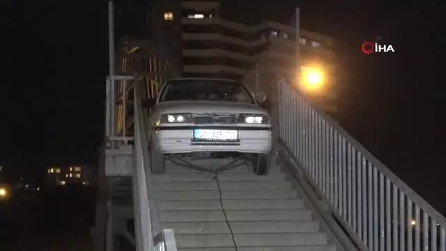 Adana'da bir garip olay...Yaya köprüsünden geçmeye çalışan otomobil, köprü korkuluklarına sıkıştı Adana'da bir garip olay...Yaya köprüsünden geçmeye çalışan otomobil, köprü korkuluklarına sıkıştı