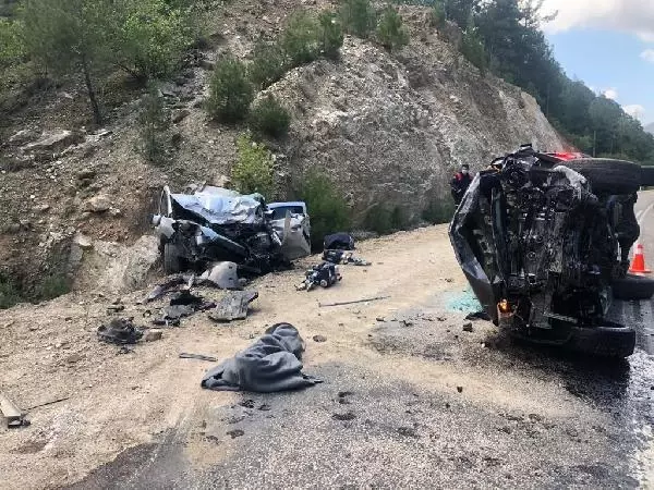 Katliam gibi kaza! Bir aile yok oldu, 3 kişi yaralandı Katliam gibi kaza! Bir aile yok oldu, 3 kişi yaralandı