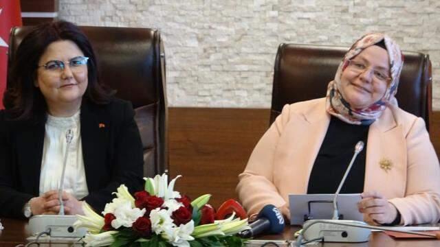 Aile ve Sosyal Hizmetler Bakanlığı görevini devralan Derya Yanık: Milletimize karşı bir borcumuz var Aile ve Sosyal Hizmetler Bakanlığı görevini devralan Derya Yanık: Milletimize karşı bir borcumuz var