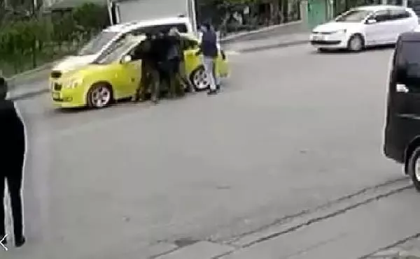 Yol verme kavgasında gözü dönen taksici 3 kişiyi yaraladı! Kan donduran anlar kamerada Yol verme kavgasında gözü dönen taksici 3 kişiyi yaraladı! Kan donduran anlar kamerada