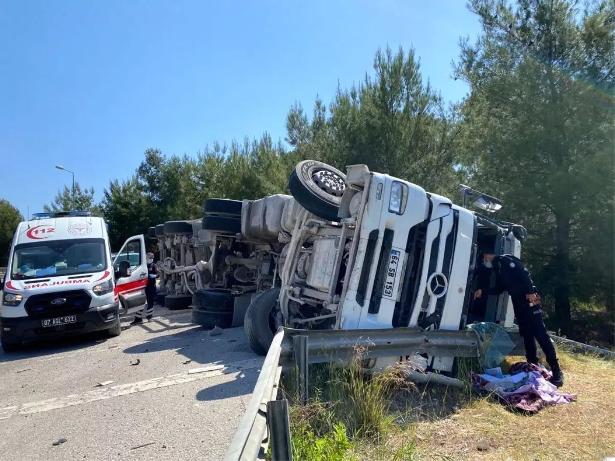 Antalya'da çimento yüklü tır yan yattı: 1 yaralı
