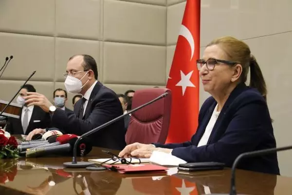 Ticaret Bakanı Mehmet Muş, devir teslim töreninin ardından görevine başladı Ticaret Bakanı Mehmet Muş, devir teslim töreninin ardından görevine başladı
